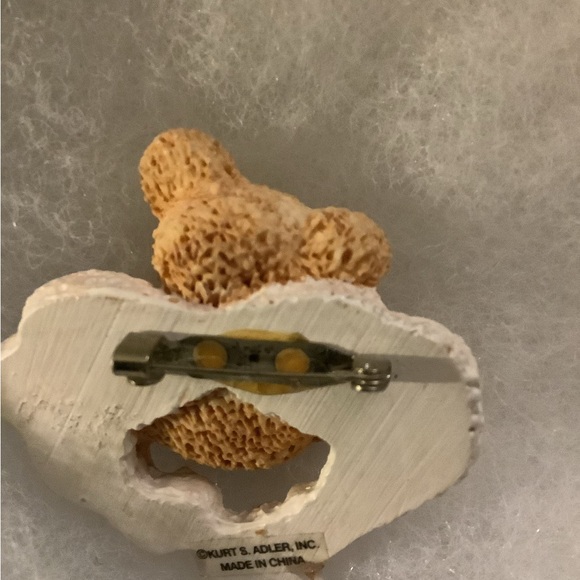 VINTAGE CHRISTMAS TEDDY BEAR WITH ANGEL WINGS HOLDING PINK GEMSTONE BROOCH - Picture 2 of 2